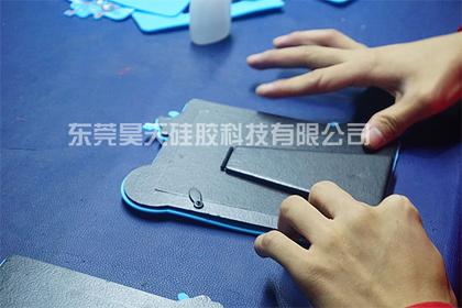 看老員工嫻熟的硅膠相框貼合技術