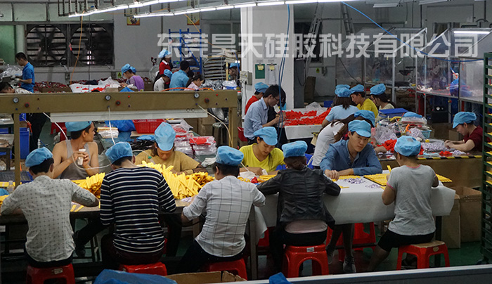 硅膠套生產(chǎn)廠家_硅膠手夾生產(chǎn)車間